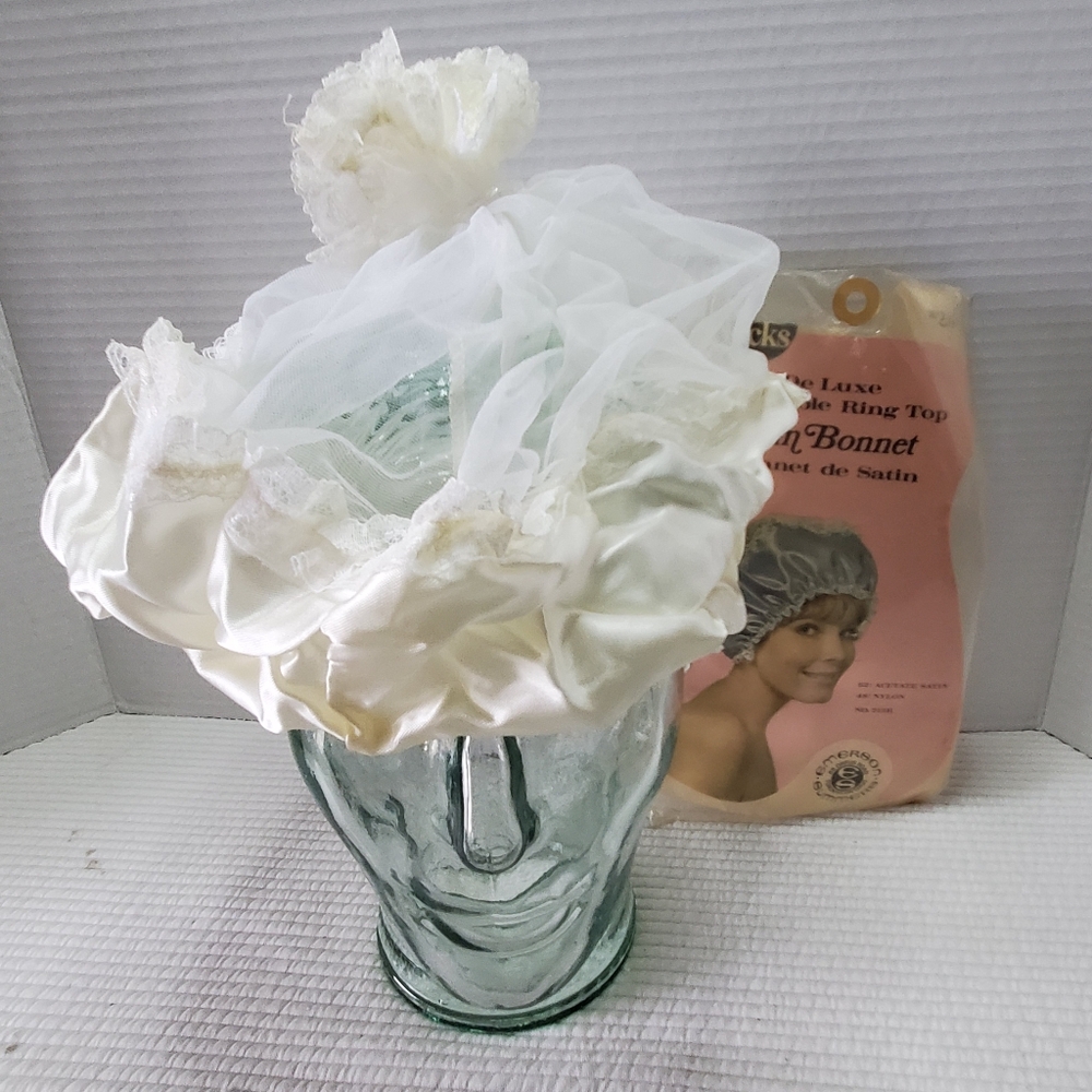 De Luxe Adjustable Ring Top Satin Bonnet Tidy Locks Vintage White 60's Cap Lace